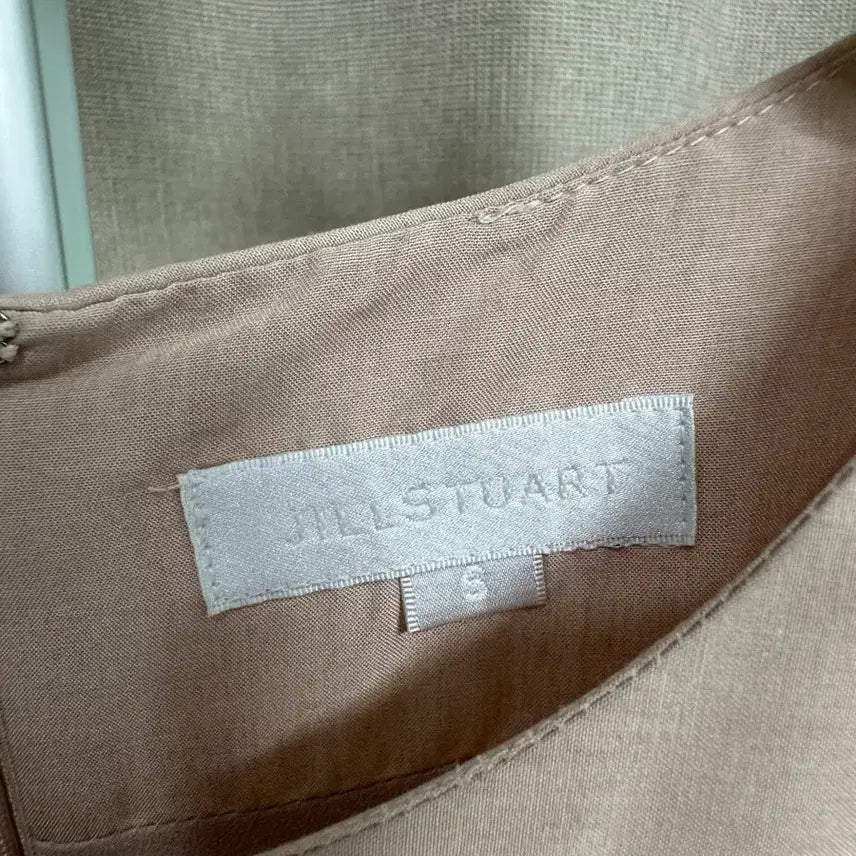 [SOLD OUT] 질스튜어트 반팔 블라우스 S