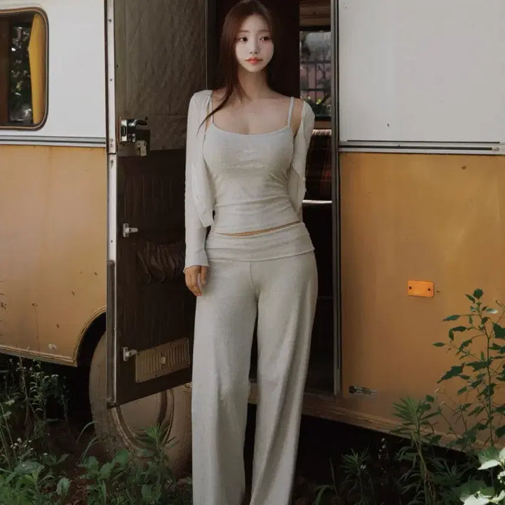 [BUNJANG] KindaMimi Slim Fit Embroidered Tank Top + Training Pants Set / 카인다미 슬림핏 자수 나시 +트레이닝팬츠
