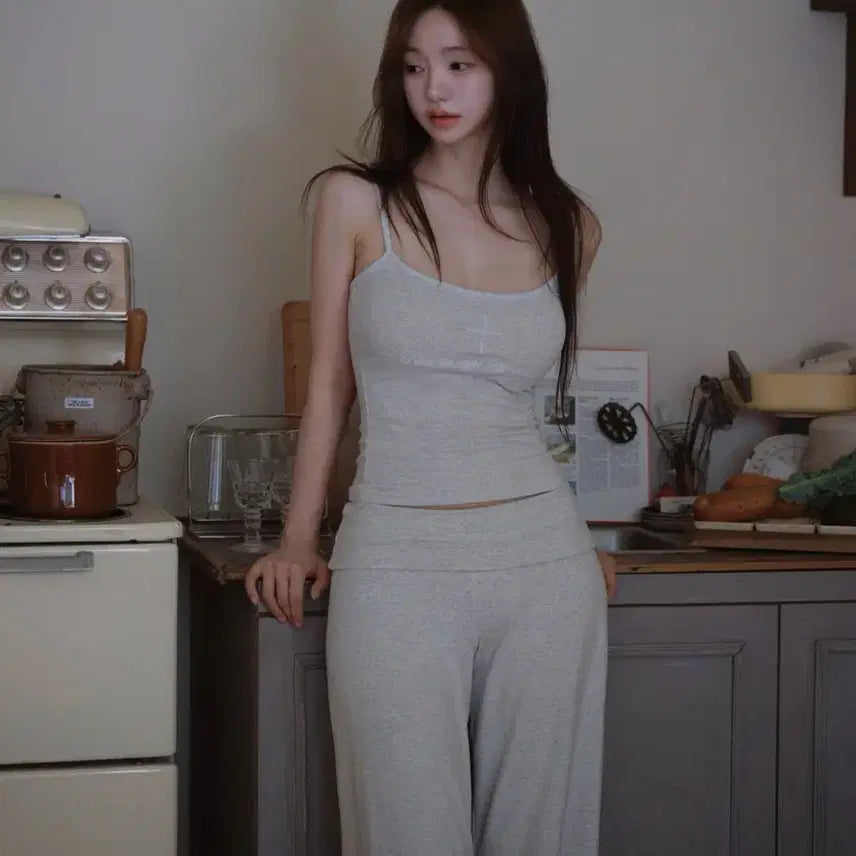 [BUNJANG] KindaMimi Slim Fit Embroidered Tank Top + Training Pants Set / 카인다미 슬림핏 자수 나시 +트레이닝팬츠