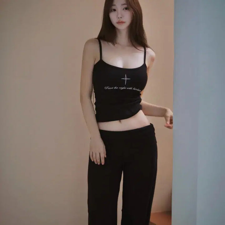 [BUNJANG] KindaMimi Slim Fit Embroidered Tank Top + Training Pants Set / 카인다미 슬림핏 자수 나시 +트레이닝팬츠