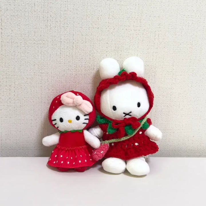 [BUNJANG] Kitty Keyring with Strawberry Crochet Outfit Set / 키티키링+인형 딸기 뜨개옷 set(미피인형미포함)
