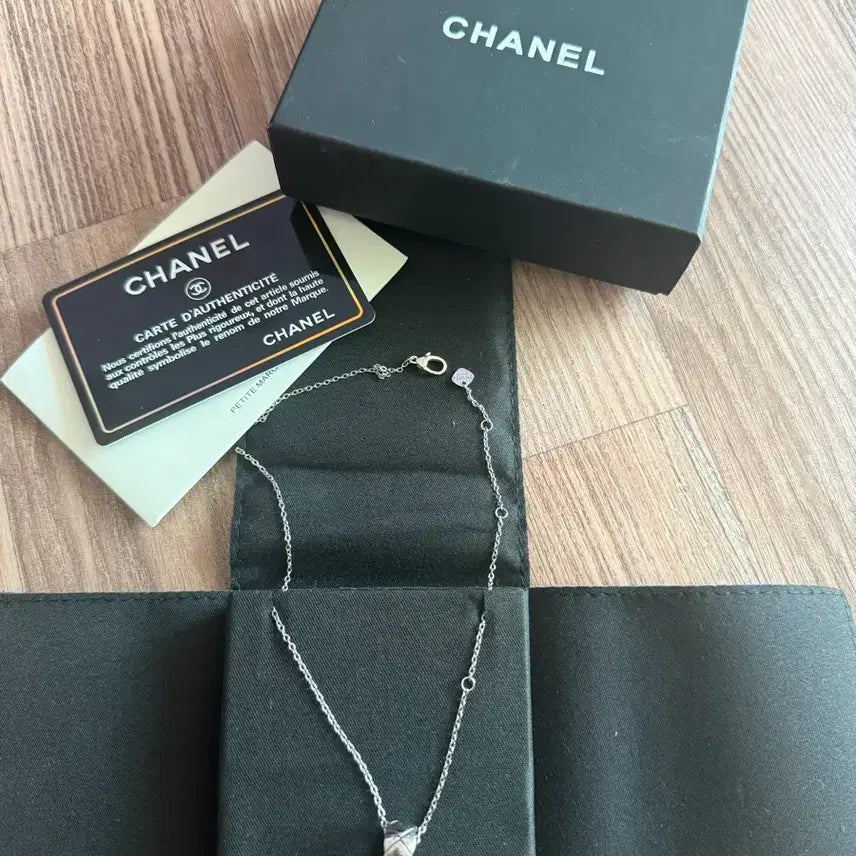 [BUNJANG] Chanel Coco Necklace Medium White Gold / 샤 코코 목걸이 미디움 사이즈
