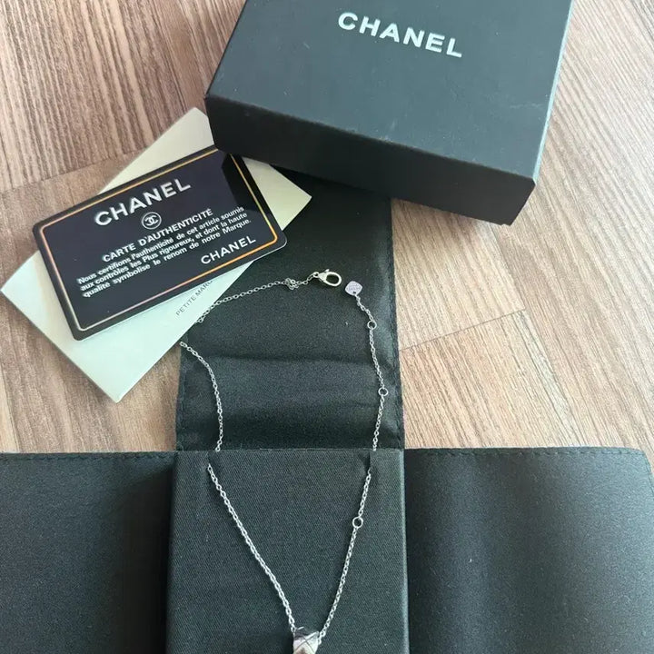 [BUNJANG] Chanel Coco Necklace Medium White Gold / 샤 코코 목걸이 미디움 사이즈