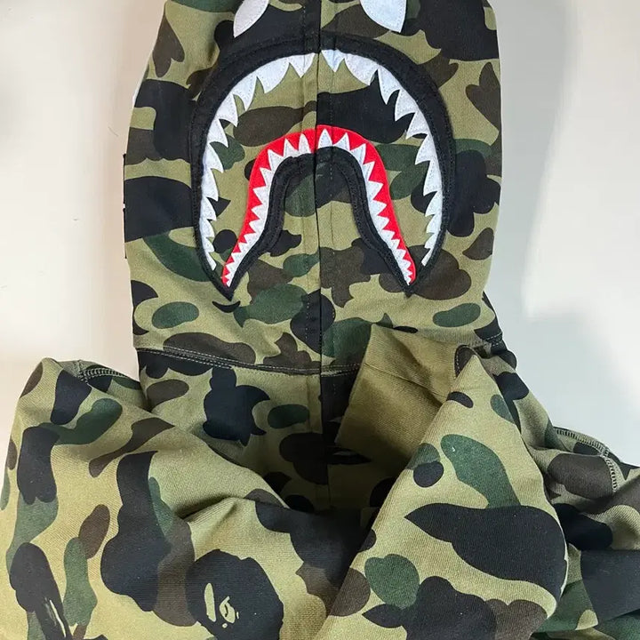 [SOLD OUT] [정품] L 베이프 녹계 샤크 카모 후드집업 판매합니다