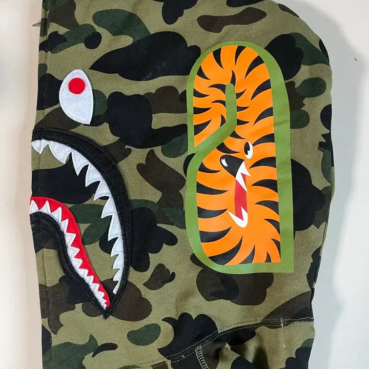 [SOLD OUT] [정품] L 베이프 녹계 샤크 카모 후드집업 판매합니다
