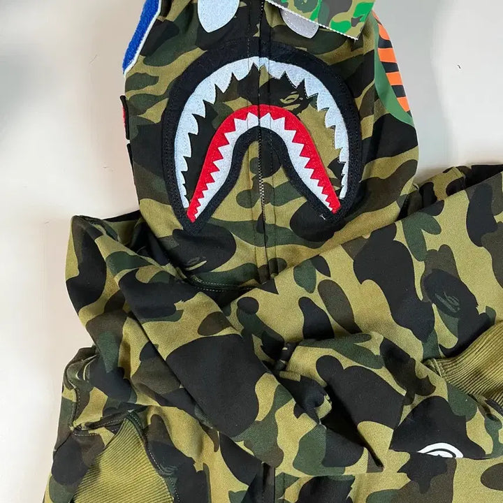 [SOLD OUT] M 베이프 녹계 샤크 카모 후드집업 판매합니다.