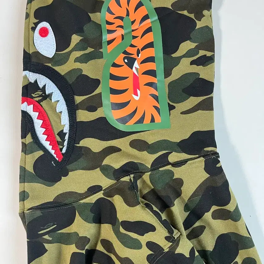 [SOLD OUT] M 베이프 녹계 샤크 카모 후드집업 판매합니다.