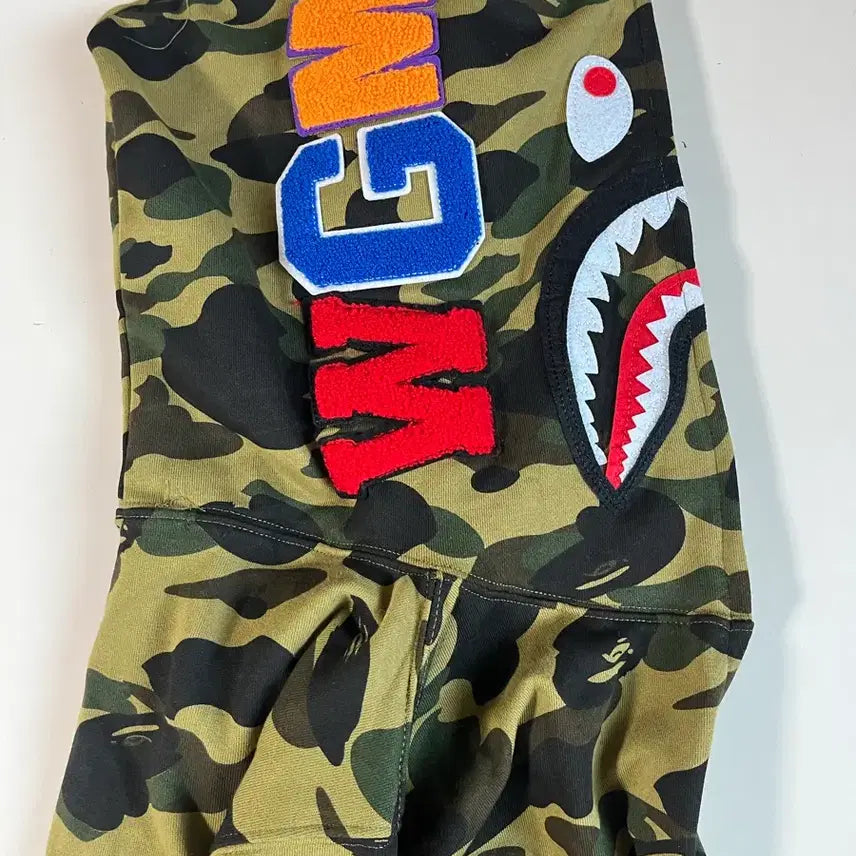 [SOLD OUT] M 베이프 녹계 샤크 카모 후드집업 판매합니다.