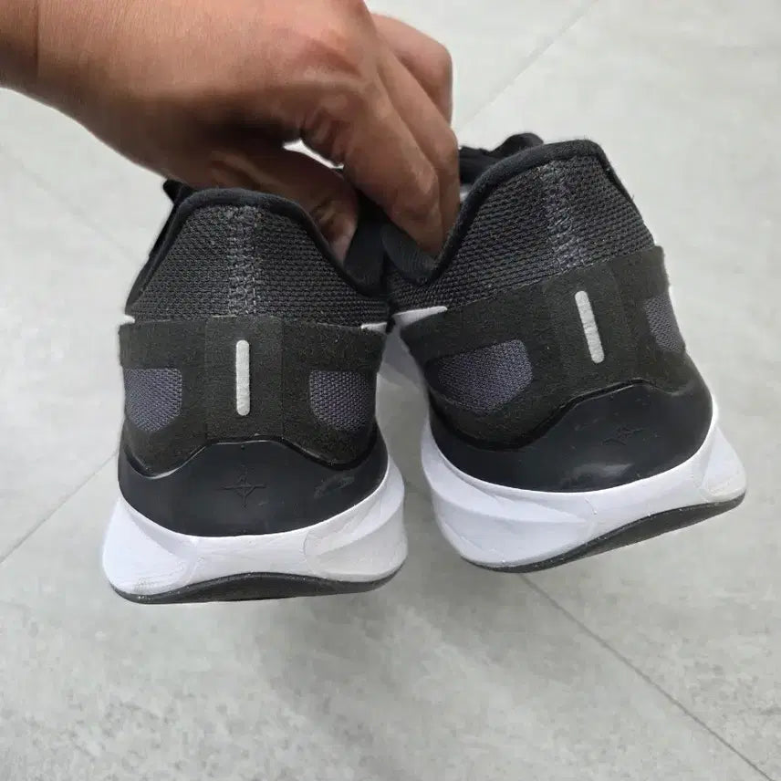 [SOLD OUT] 나이키 에어 줌 스트럭처 25 러닝화 런닝화 275 mm