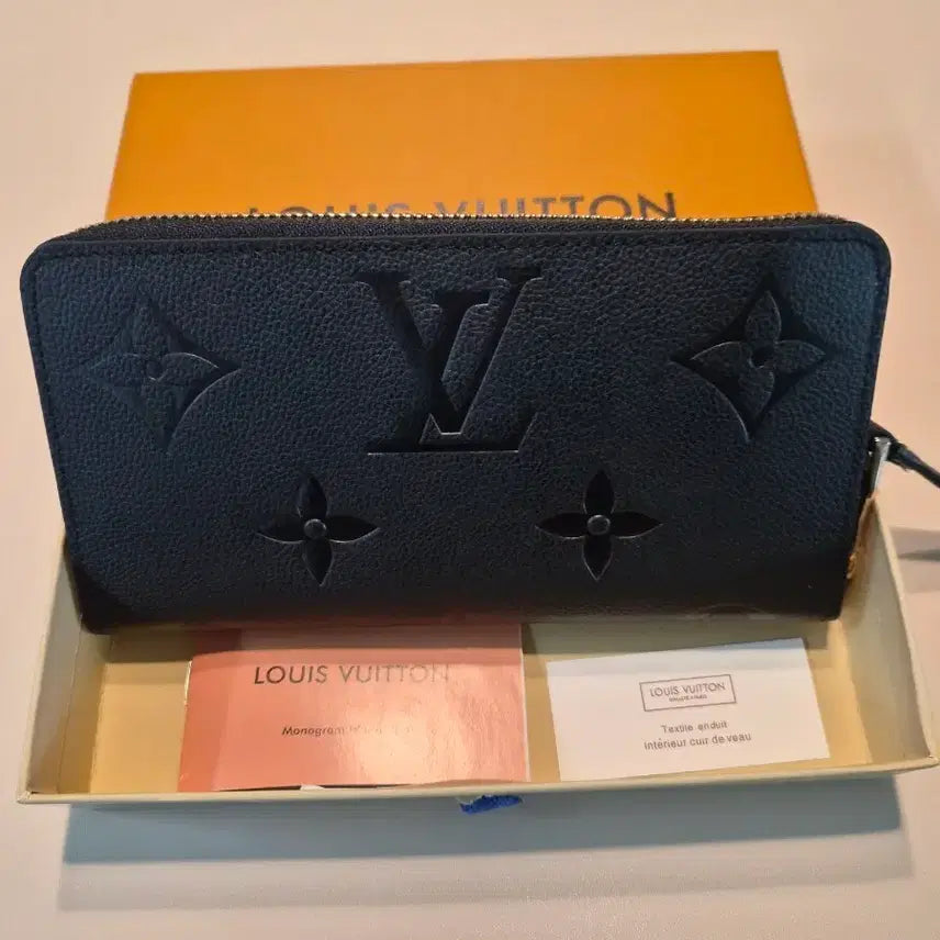 [SOLD OUT] ((새상품))루이비통 ,,엠보스 모노그램 장지갑 블랙 풀박스
