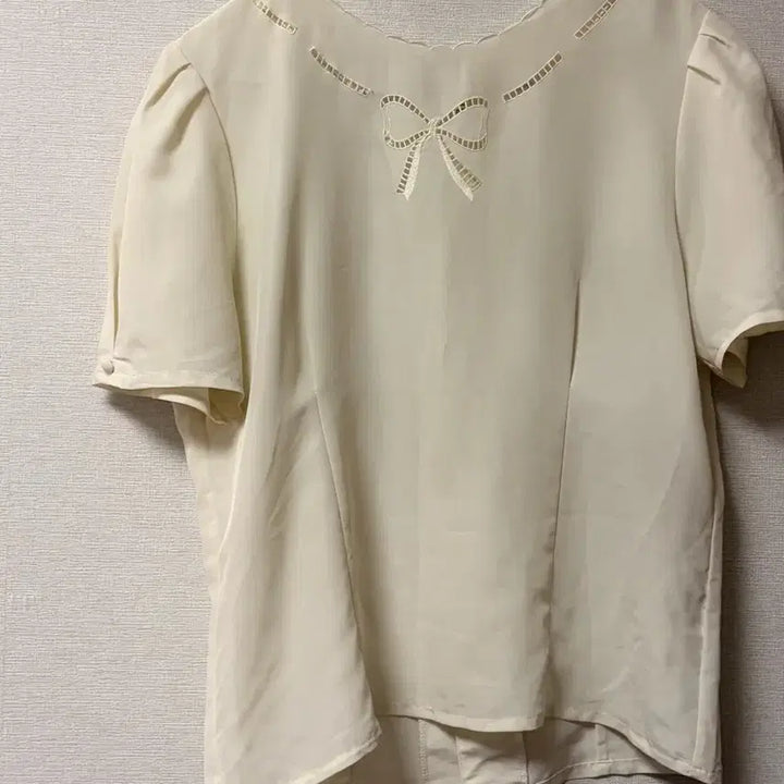 [BUNJANG] Ribbon Punching Blouse / 리본펀칭 블라우스