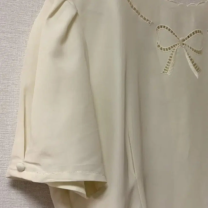 [BUNJANG] Ribbon Punching Blouse / 리본펀칭 블라우스