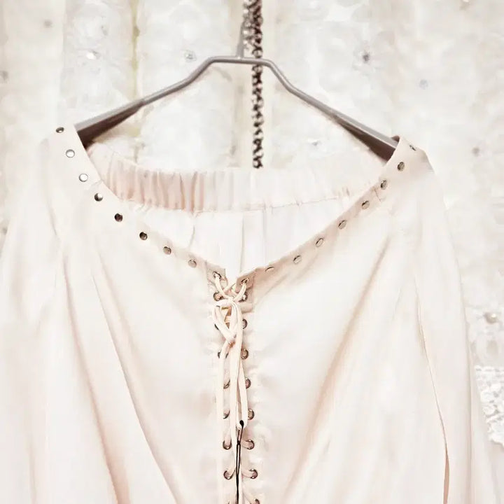[BUNJANG] Off-Shoulder Corsage Blouse / 오프숄더 코사지 블라우스(택있는새상품)