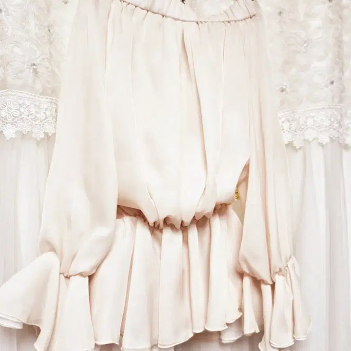 [BUNJANG] Off-Shoulder Corsage Blouse / 오프숄더 코사지 블라우스(택있는새상품)