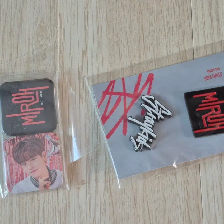 [BUNJANG] Stray Kids STAY Seungmin Pin Button &amp; Metal Badge Bundle Set / 스트레이키즈 하이스테이 승민 핀버튼 매탈뱃지 세트 스키즈 굿즈 미개봉