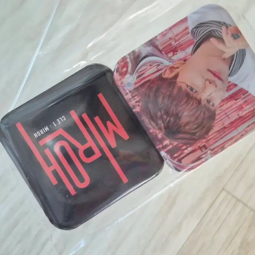 [BUNJANG] Stray Kids STAY Seungmin Pin Button &amp; Metal Badge Bundle Set / 스트레이키즈 하이스테이 승민 핀버튼 매탈뱃지 세트 스키즈 굿즈 미개봉