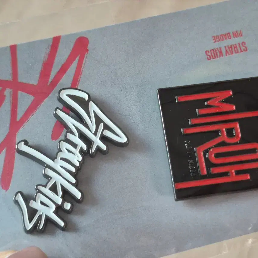 [BUNJANG] Stray Kids STAY Seungmin Pin Button &amp; Metal Badge Bundle Set / 스트레이키즈 하이스테이 승민 핀버튼 매탈뱃지 세트 스키즈 굿즈 미개봉