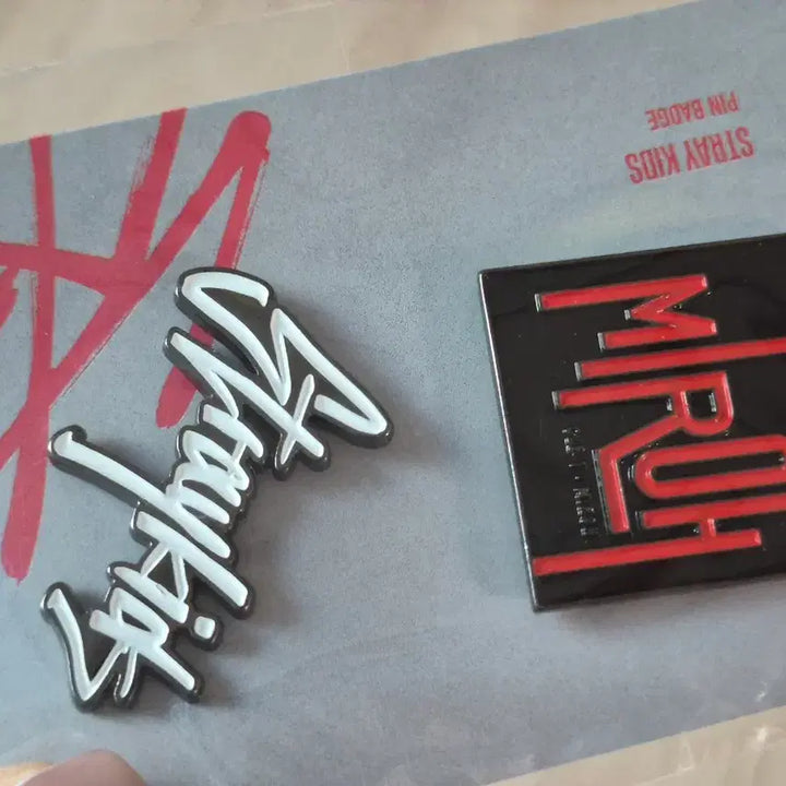 [BUNJANG] Stray Kids STAY Seungmin Pin Button &amp; Metal Badge Bundle Set / 스트레이키즈 하이스테이 승민 핀버튼 매탈뱃지 세트 스키즈 굿즈 미개봉