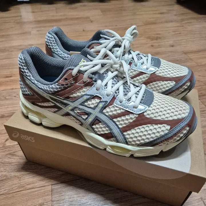 [BUNJANG] Asics Gel Cumulus 16 Sneakers / 아식스 X 에미 젤 큐물러스 16