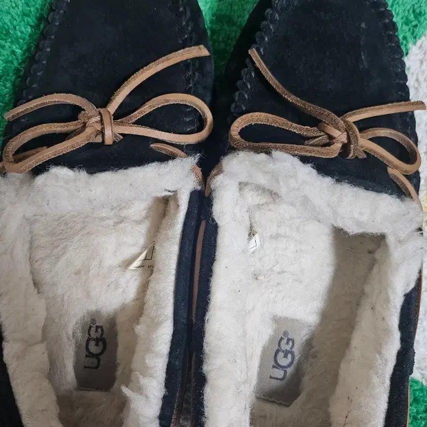 [BUNJANG] UGG Black Moccasin Fur Slippers / UGG 어그 블랙 모카신 털 슬리퍼
