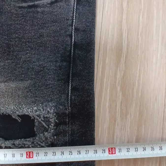 [SOLD OUT] 자라 Zara 흑청 데미지 슬림핏 데님 32 럭셔리