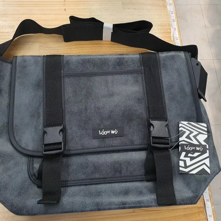 [BUNJANG] Loose Wig Messenger Bag Crossbody Bag / [새상품] 루즈윅(Loose Wig) 메신저백 크로스백 (정가 9.9만
