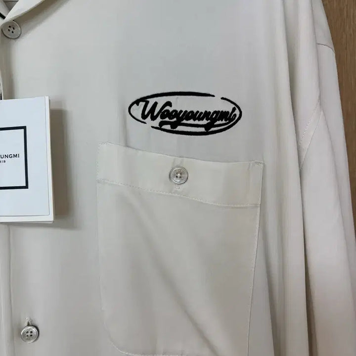 [SOLD OUT] 25ss 우영미 그래픽 사틴 셔츠 아이보리  50사이즈