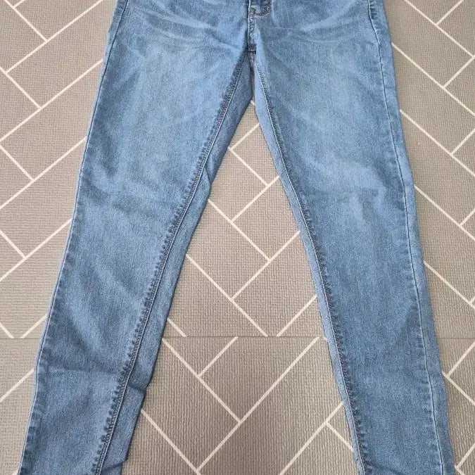 [BUNJANG] Light Wash Cut-Hem Skinny Jeans / 연청 데님 스키니진
