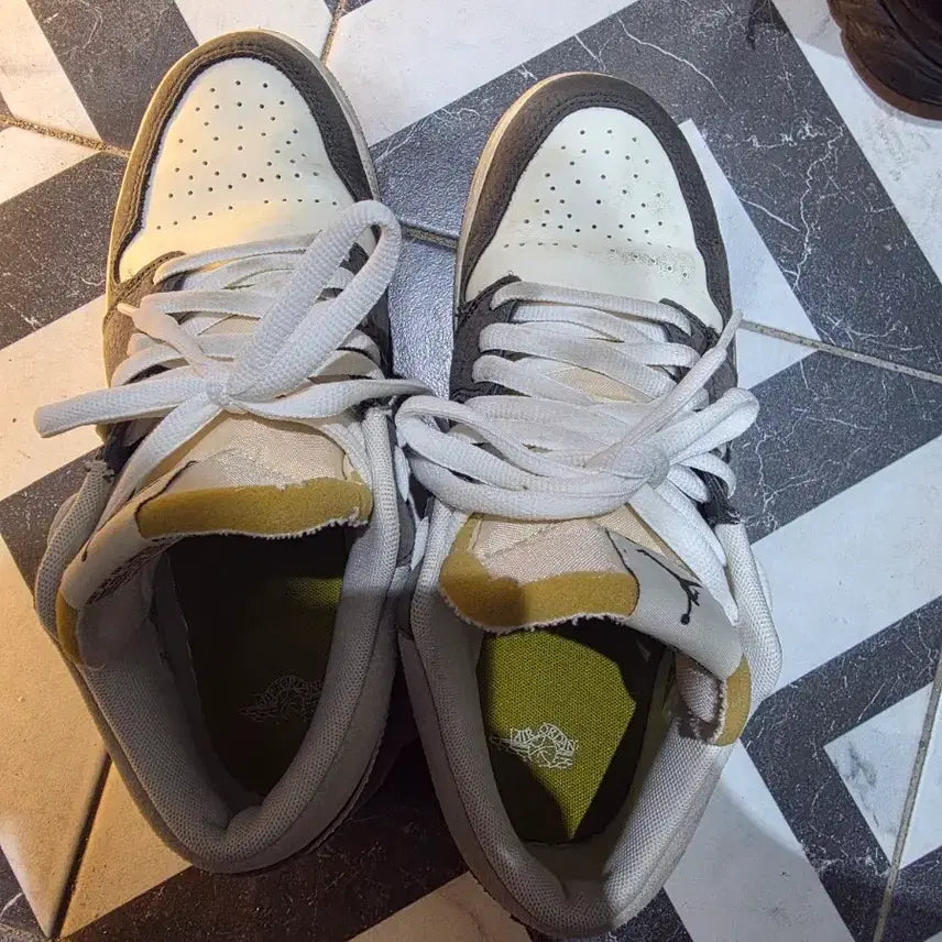 [BUNJANG] Nike Air Jordan 1 Low SE Irons tone Sneakers / 나이키 에어 조던 1 로우 SE 아이언스톤 270