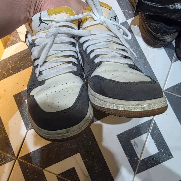 [BUNJANG] Nike Air Jordan 1 Low SE Irons tone Sneakers / 나이키 에어 조던 1 로우 SE 아이언스톤 270