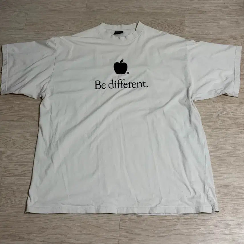 [BUNJANG] Balenciaga Apple BEE Different Short Sleeve T-Shirt White / 발렌시아가 애플 비 디프런트 반팔 티셔츠 화이트