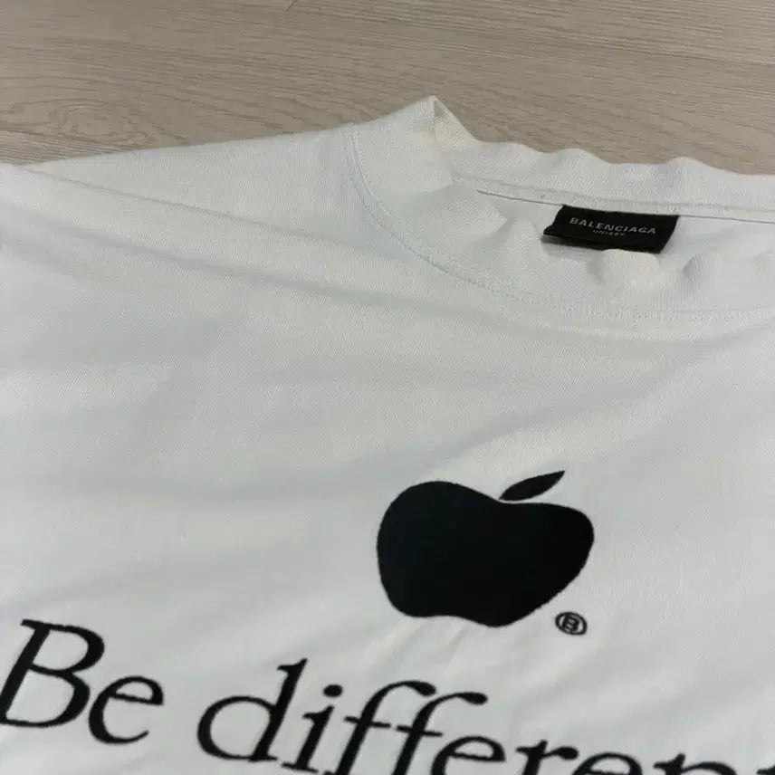 [BUNJANG] Balenciaga Apple BEE Different Short Sleeve T-Shirt White / 발렌시아가 애플 비 디프런트 반팔 티셔츠 화이트