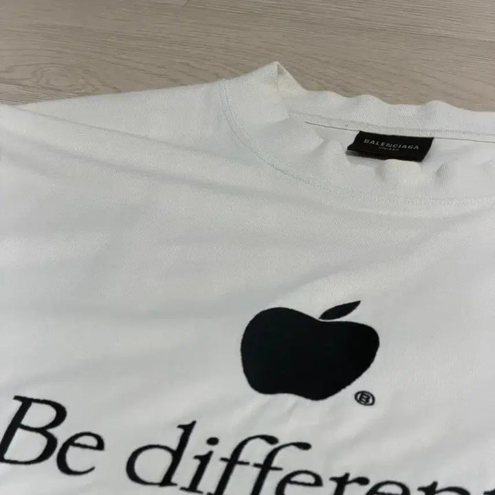 [BUNJANG] Balenciaga Apple BEE Different Short Sleeve T-Shirt White / 발렌시아가 애플 비 디프런트 반팔 티셔츠 화이트