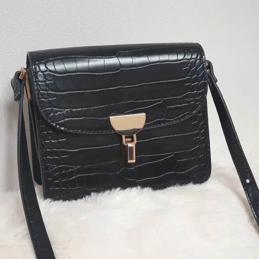 [BUNJANG] MNG Crocodile Pattern Mini Crossbag / MNG 블랙 크로커다일 미니 크로스백
