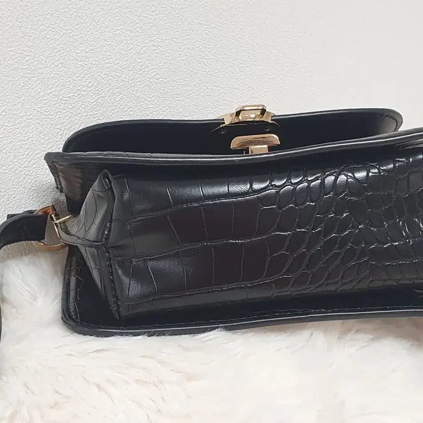 [BUNJANG] MNG Crocodile Pattern Mini Crossbag / MNG 블랙 크로커다일 미니 크로스백