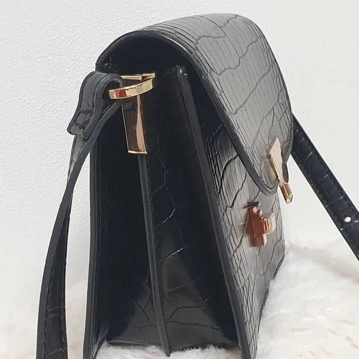 [BUNJANG] MNG Crocodile Pattern Mini Crossbag / MNG 블랙 크로커다일 미니 크로스백