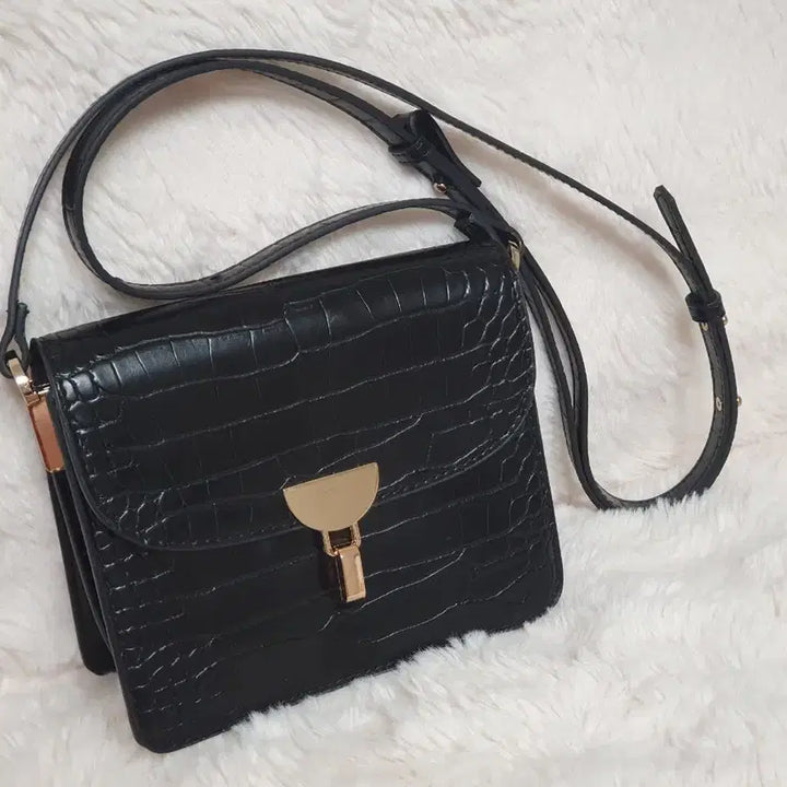 [BUNJANG] MNG Crocodile Pattern Mini Crossbag / MNG 블랙 크로커다일 미니 크로스백