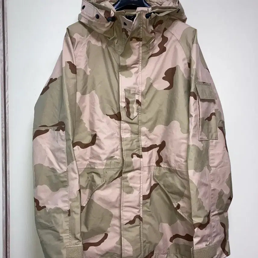 [BUNJANG] US Military Gore-Tex Desert Camouflage Parka / (새상품)미군 고어텍스 데저트 카모 사막삼색 파카 M/L[후드 똑딱이]