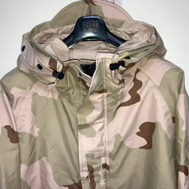 [BUNJANG] US Military Gore-Tex Desert Camouflage Parka / (새상품)미군 고어텍스 데저트 카모 사막삼색 파카 M/L[후드 똑딱이]