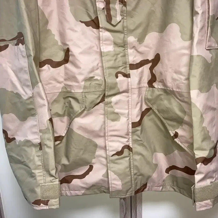 [BUNJANG] US Military Gore-Tex Desert Camouflage Parka / (새상품)미군 고어텍스 데저트 카모 사막삼색 파카 M/L[후드 똑딱이]