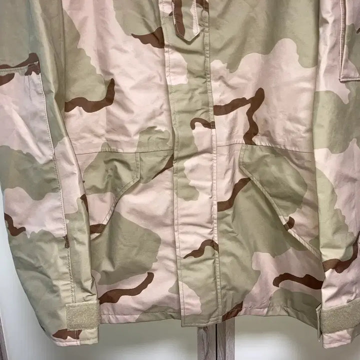 [BUNJANG] US Military Gore-Tex Desert Camouflage Parka / (새상품)미군 고어텍스 데저트 카모 사막삼색 파카 M/L[후드 똑딱이]