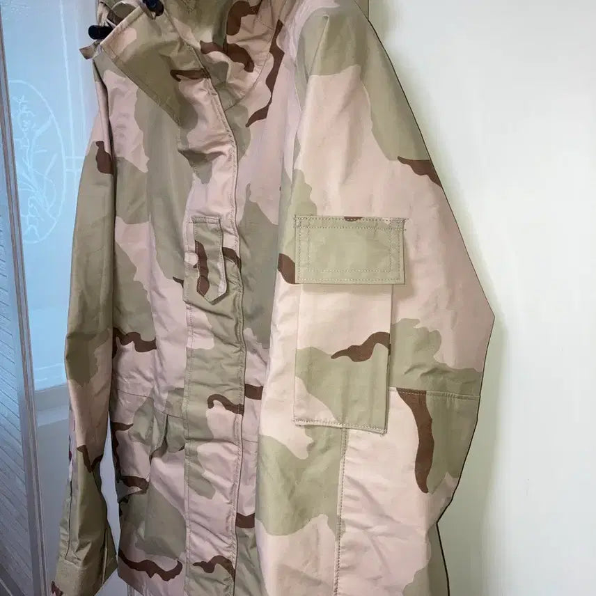[BUNJANG] US Military Gore-Tex Desert Camouflage Parka / (새상품)미군 고어텍스 데저트 카모 사막삼색 파카 M/L[후드 똑딱이]