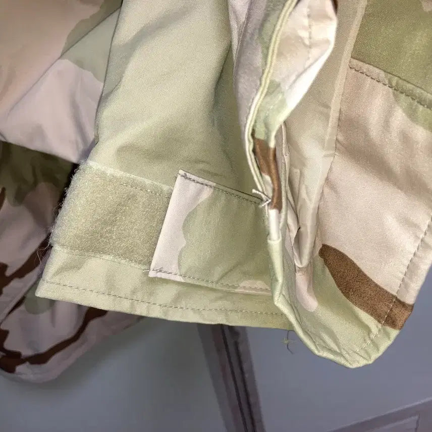 [BUNJANG] US Military Gore-Tex Desert Camouflage Parka / (새상품)미군 고어텍스 데저트 카모 사막삼색 파카 M/L[후드 똑딱이]