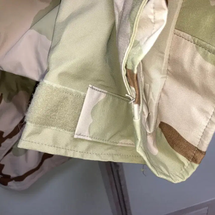 [BUNJANG] US Military Gore-Tex Desert Camouflage Parka / (새상품)미군 고어텍스 데저트 카모 사막삼색 파카 M/L[후드 똑딱이]