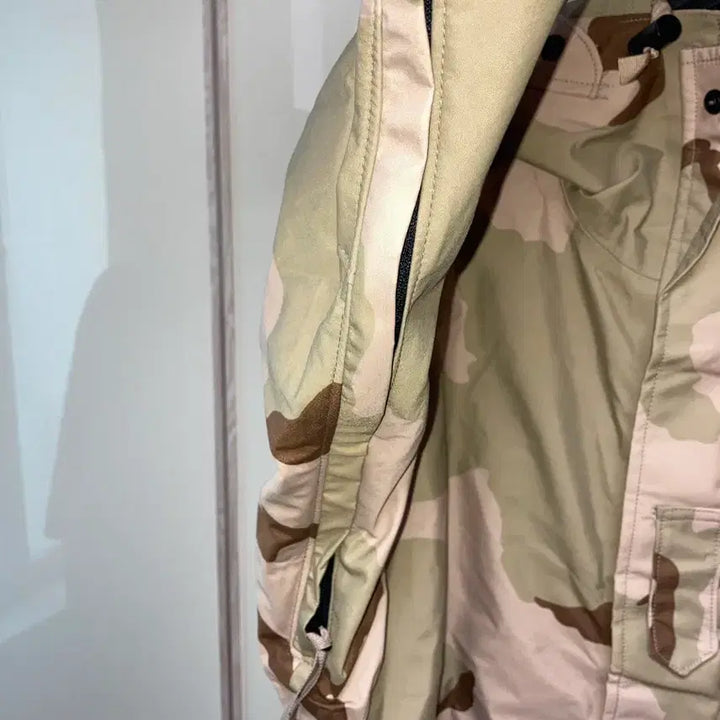 [BUNJANG] US Military Gore-Tex Desert Camouflage Parka / (새상품)미군 고어텍스 데저트 카모 사막삼색 파카 M/L[후드 똑딱이]