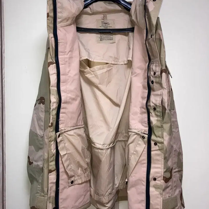 [BUNJANG] US Military Gore-Tex Desert Camouflage Parka / (새상품)미군 고어텍스 데저트 카모 사막삼색 파카 M/L[후드 똑딱이]