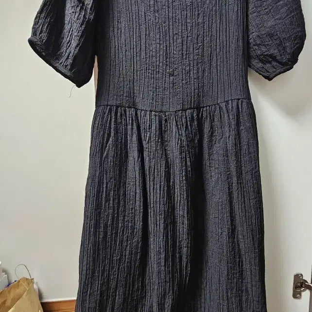 [SOLD OUT] 블랙 엠보싱 퍼프 반팔 롱 원피스