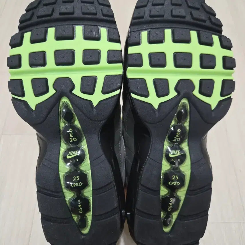 [BUNJANG] Nike Air Max 95 Fluorescent Sneakers / 나이키 에어맥스 95 형광 새상품