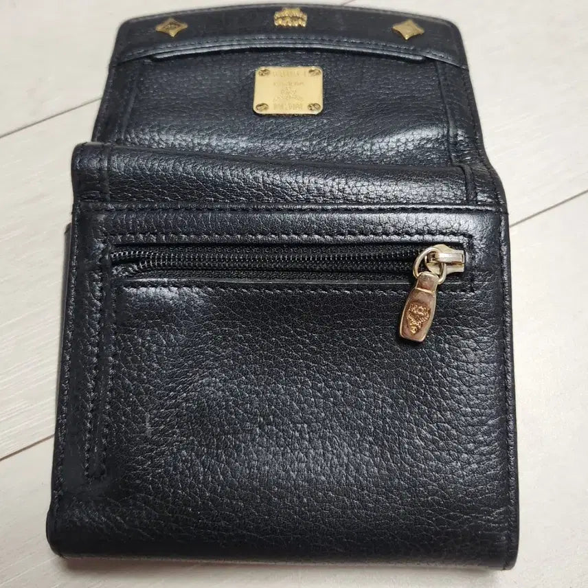 [BUNJANG] MCM Black Bi-fold Wallet / MCM의 고급스러운 블랙 반지갑