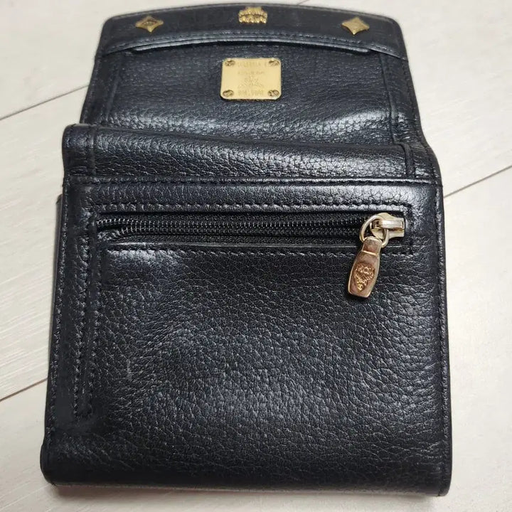[BUNJANG] MCM Black Bi-fold Wallet / MCM의 고급스러운 블랙 반지갑